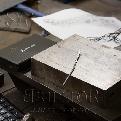 Flirt pearl row necklace