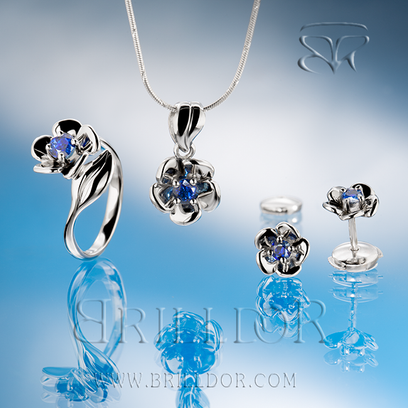 Bellis Perennis pendant